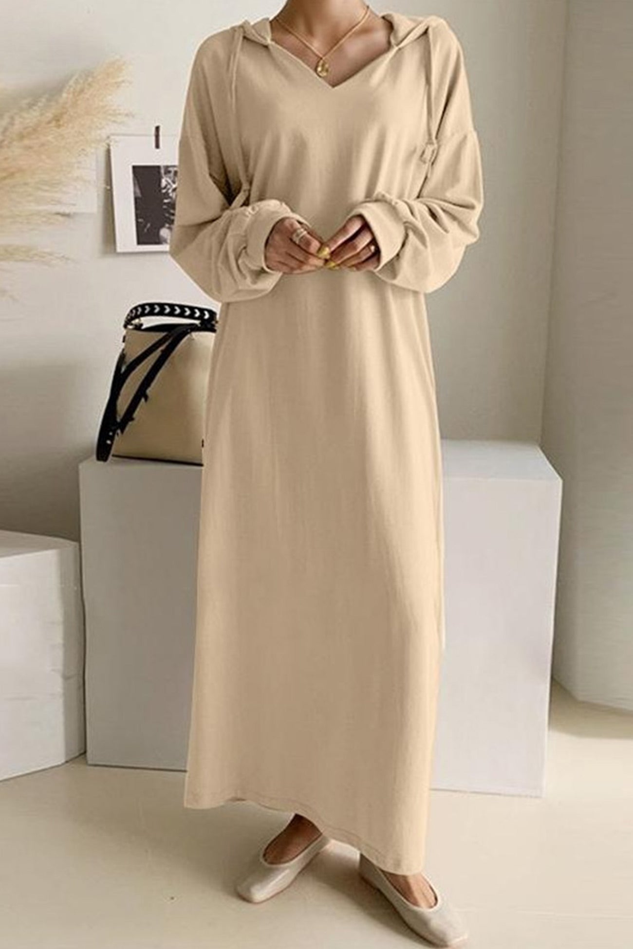 Lora V-Ausschnitt Kleid mit Kapuze und Kordelzug