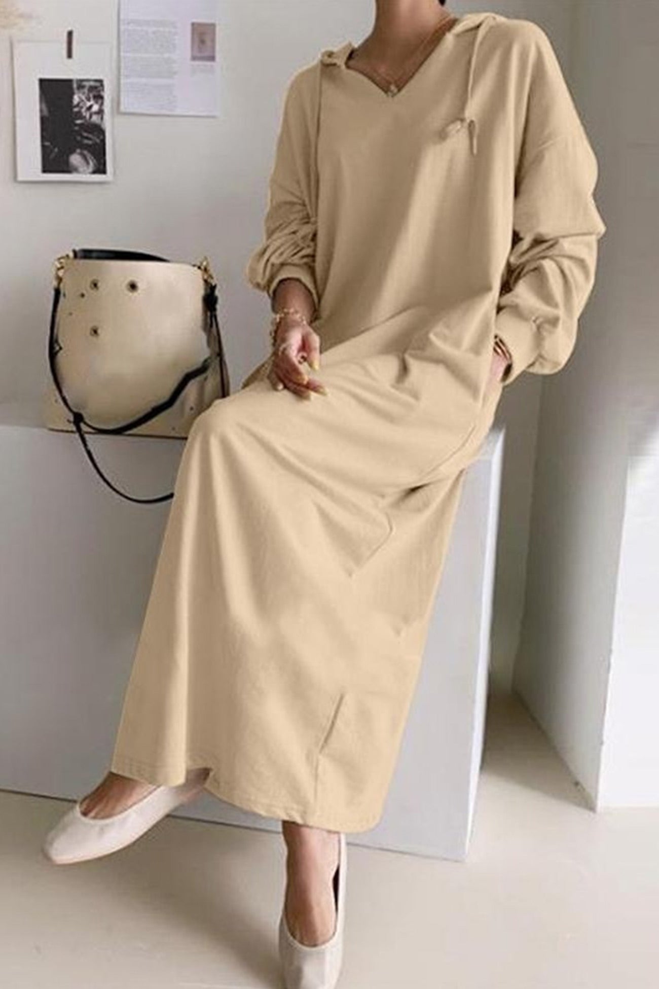 Lora V-Ausschnitt Kleid mit Kapuze und Kordelzug